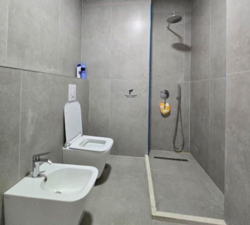 Tirane, jepet me qera apartament 2+1 Kati 8, 115 m² 850 € (KOMUNA E PARISIT)
