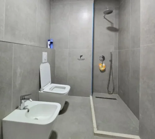 Tirane, jepet me qera apartament 2+1 Kati 8, 115 m² 750 € (KOMUNA E PARISIT)