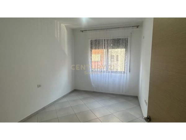 Tirane, jepet me qera apartament 3+1 Kati 3, 125 m² 650 € (Unaza e Re)