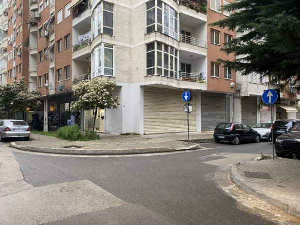 Tirane, jepet me qera ambjent biznesi Kati 0, 2.616 m² 35.000 Leke