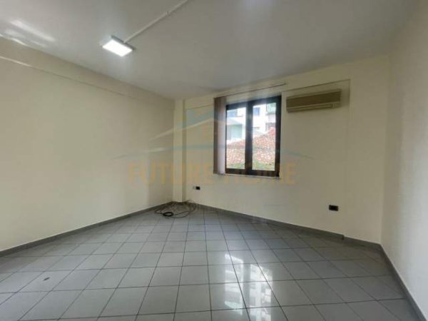 Tirane, jepet me qera apartament 1+1 Kati 1, 70 m² 500 Euro (Pazari i Ri)
