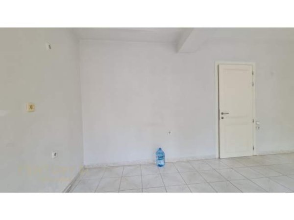 Tirane, jepet me qera zyre Kati 2, 65 m² 650 Euro (Rruga e barrikadave)