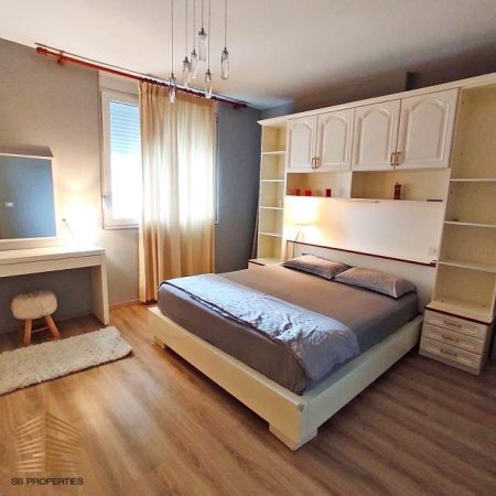Tirane, jepet me qera apartament 2+1 Kati 13, 130 m² 800 Euro (Ish Ekspozita)