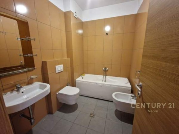 Tirane, jepet me qera apartament 2+1 Kati 2, 97 m² 600 Euro (Liqeni i Thate)