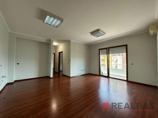 Tirane, jepet me qera zyre Kati 5, 82 m² 800 Euro (rruga e kavajes)