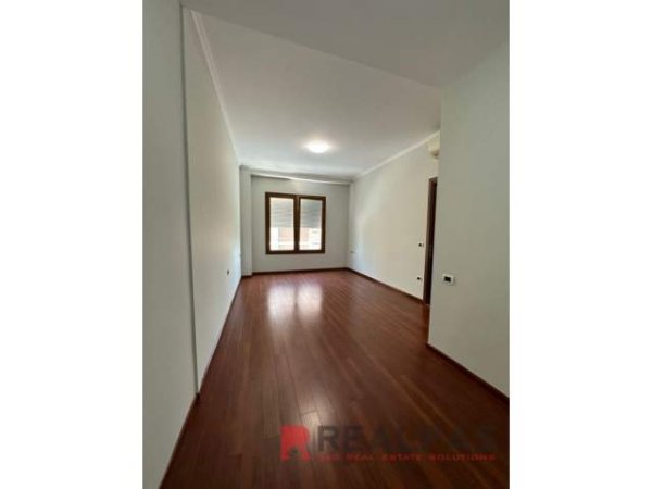 Tirane, jepet me qera zyre Kati 5, 82 m² 800 Euro (rruga e kavajes)