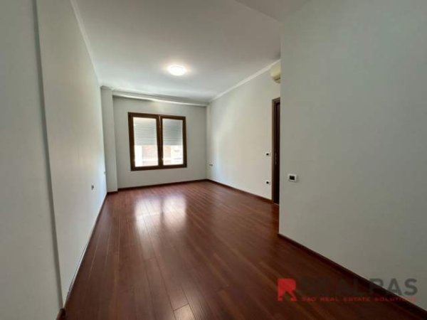 Tirane, jepet me qera zyre Kati 5, 82 m² 800 Euro (rruga e kavajes)