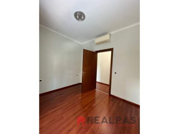 Tirane, jepet me qera zyre Kati 5, 82 m² 800 Euro (rruga e kavajes)