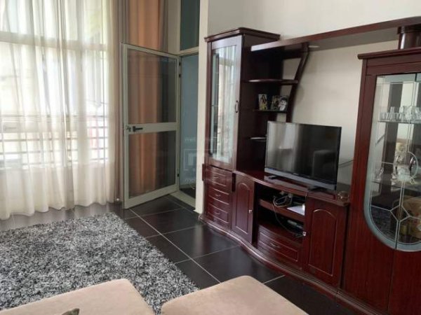 Tirane, jepet me qera apartament 1+1+BLK 65 m² 600 Euro (Pazari i ri)