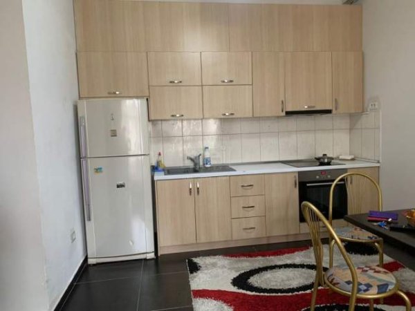 Tirane, jepet me qera apartament 1+1+BLK 65 m² 600 Euro (Pazari i ri)