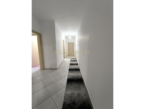 Tirane, jepet me qera apartament 3+1 Kati 3, 125 m² 650 € (Unaza e Re)