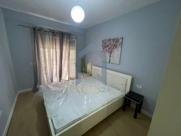 Tirane, jap me qera apartament 1+1+Ballkon Kati 4, 55 m² 550 € (Kompleksi Kontakt 21 dHJETORI)