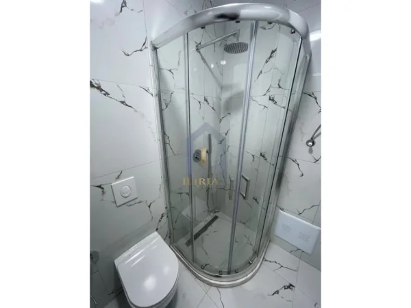 Tirane, jap me qera apartament 1+1+Ballkon Kati 4, 55 m² 550 € (Kompleksi Kontakt 21 dHJETORI)