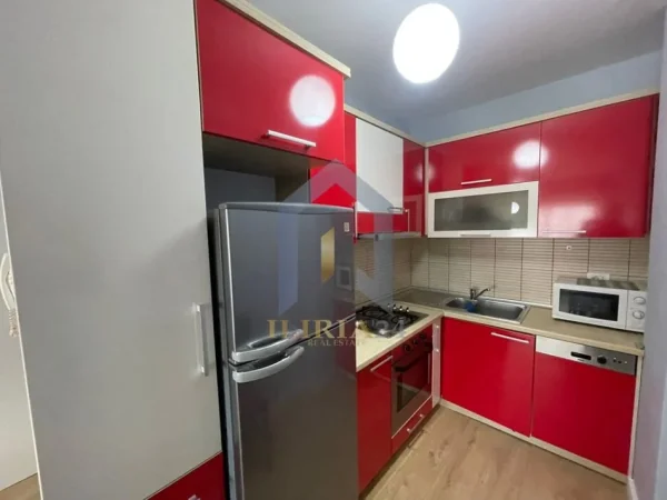 Tirane, jap me qera apartament 1+1+Ballkon Kati 4, 55 m² 550 € (Kompleksi Kontakt 21 dHJETORI)