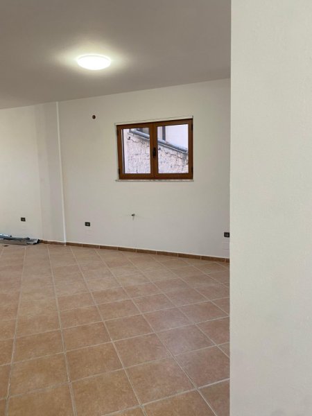 Tirane, jepet me qera apartament 3+1 Kati 1, 600 € 