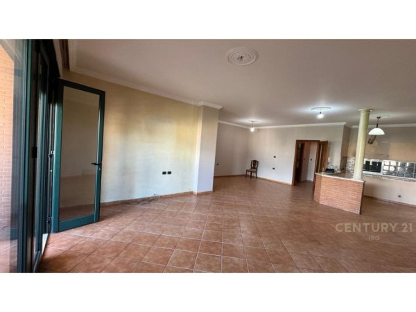 Tirane, jepet me qera zyre Kati 7, 175 m² 2.000 € (Rr. Ibrahim Rrugova)