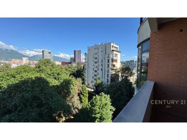 Tirane, jepet me qera zyre Kati 7, 175 m² 2.000 € (Rr. Ibrahim Rrugova)