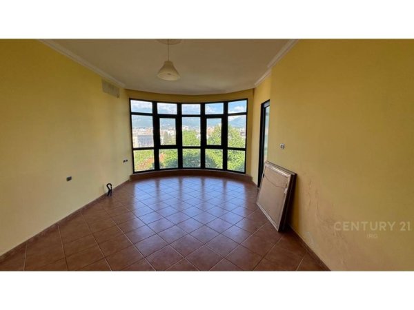 Tirane, jepet me qera zyre Kati 7, 175 m² 2.000 € (Rr. Ibrahim Rrugova)