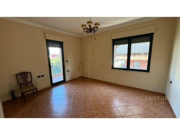 Tirane, jepet me qera zyre Kati 7, 175 m² 2.000 € (Rr. Ibrahim Rrugova)