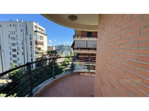 Tirane, jepet me qera zyre Kati 7, 175 m² 2.000 € (Rr. Ibrahim Rrugova)