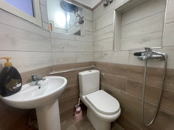 Tirane, jepet me qera apartament 1+1 Kati 2, 370 € 