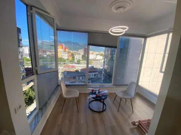 Tirane, jepet me qera apartament 1+1+Ballkon , 75 m² 650 € (Stacioni i trenit ,kompleksi usluga i arreduar lux)