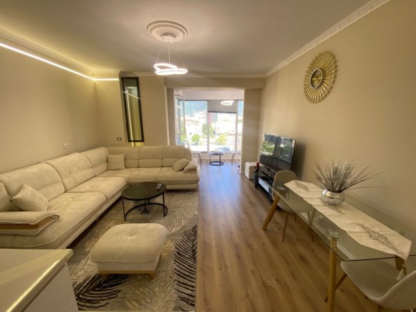 Tirane, jepet me qera apartament 1+1+Ballkon , 75 m² 650 € (Stacioni i trenit ,kompleksi usluga i arreduar lux)