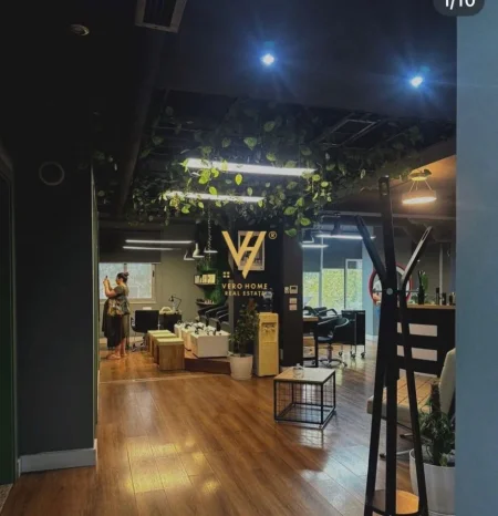 Tirane, jepet me qera ambjent biznesi Kati 2, 153 m² 1.000 € (RRUGA E KAVAJES)