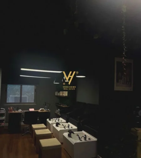 Tirane, jepet me qera ambjent biznesi Kati 2, 153 m² 1.000 € (RRUGA E KAVAJES)