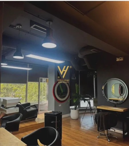 Tirane, jepet me qera ambjent biznesi Kati 2, 153 m² 1.000 € (RRUGA E KAVAJES)