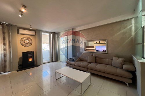 Tirane, jepet me qera apartament 3+1+Aneks+Ballkon Kati 3, 105 m² 750 € (Pazari i Ri)