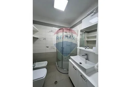 Tirane, jepet me qera apartament 3+1+Aneks+Ballkon Kati 3, 105 m² 750 € (Pazari i Ri)