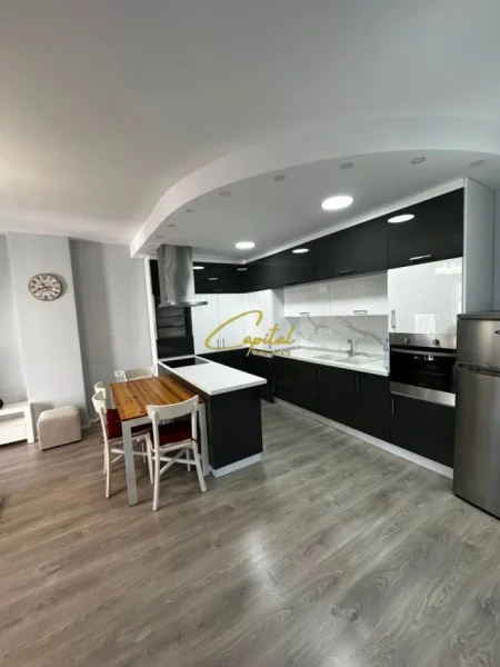 Tirane, jepet me qera apartament 2+1 Kati 7, 120 m² 800 € (21 DHJETORI)