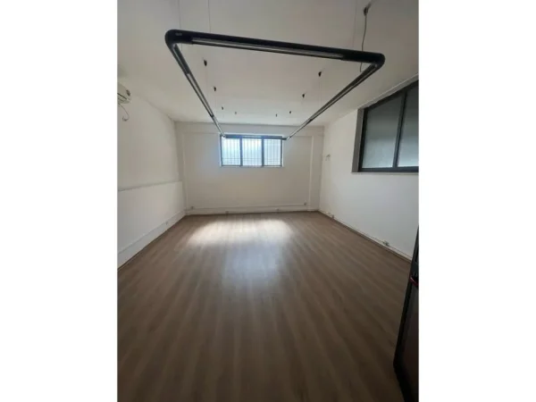 Tirane, jepet me qera ambjent biznesi Kati 1, 1.028 m² 7.000 € (Ali Demi)