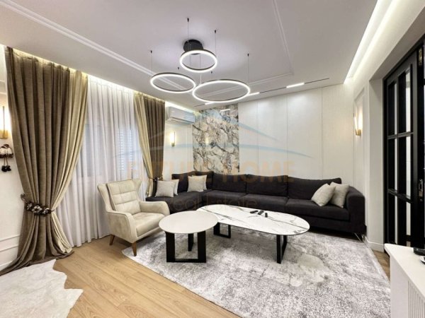 Tirane, shitet Vile , 565 m² 350.000 € (VORE)