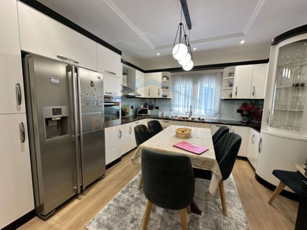 Tirane, shitet Vile , 565 m² 350.000 € (VORE)