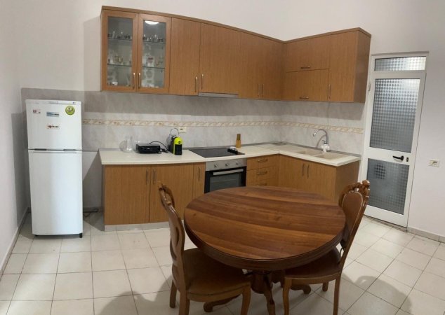 Tirane, jepet me qera shtepi 1+1 Kati 2, 80 m² 500 € (Shkolla e Kuqe)