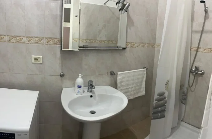 Tirane, jepet me qera shtepi 1+1 Kati 2, 80 m² 500 € (Shkolla e Kuqe)