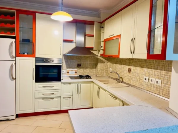 Tirane, jepet me qera apartament 2+1 Kati 4, 110 m² 900 € (Qender)