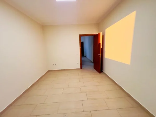 Tirane, jepet me qera apartament 2+1 Kati 4, 110 m² 900 € (Qender)
