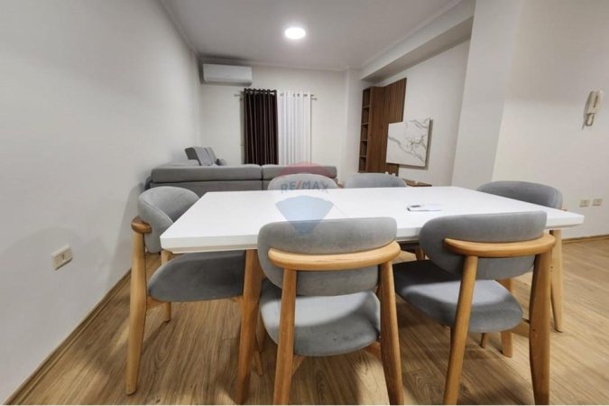 Tirane, jepet me qera apartament 2+1+Ballkon Kati 2, 105 m²
