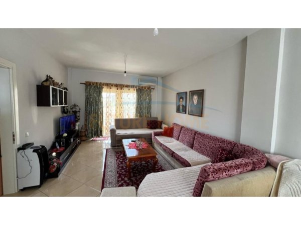 Tirane, shitet Vile , 467 m² 360.000 € (KOMBINAT)