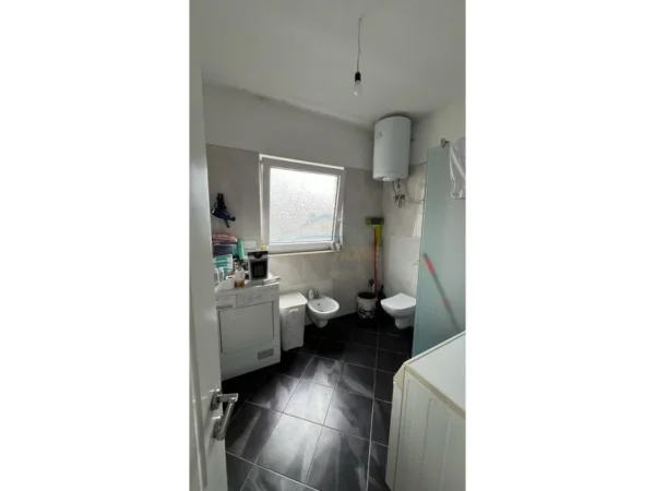 Tirane, shitet Vile , 467 m² 360.000 € (KOMBINAT)