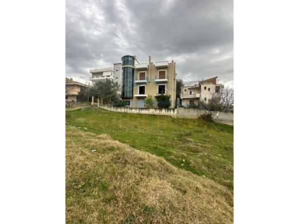 Tirane, shitet Vile , 389 m² 350.000 € (PRANE KRYEGJYSHATES)