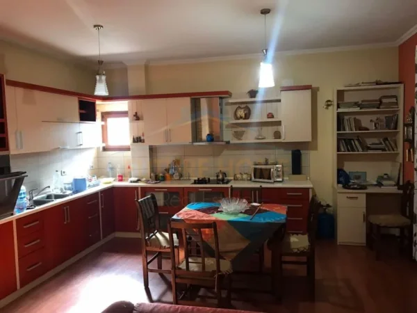 Tirane, shitet Vile , 389 m² 350.000 € (PRANE KRYEGJYSHATES)