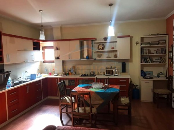 Tirane, shitet Vile , 389 m² 350.000 € (PRANE KRYEGJYSHATES)