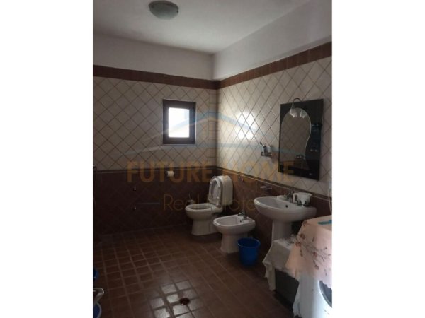 Tirane, shitet Vile , 389 m² 350.000 € (PRANE KRYEGJYSHATES)