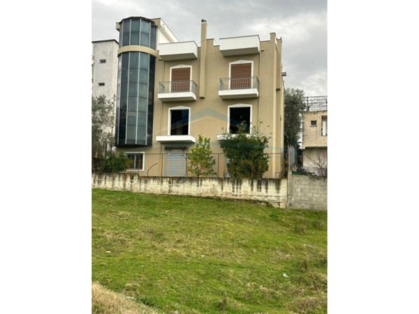 Tirane, shitet Vile , 389 m² 350.000 € (PRANE KRYEGJYSHATES)