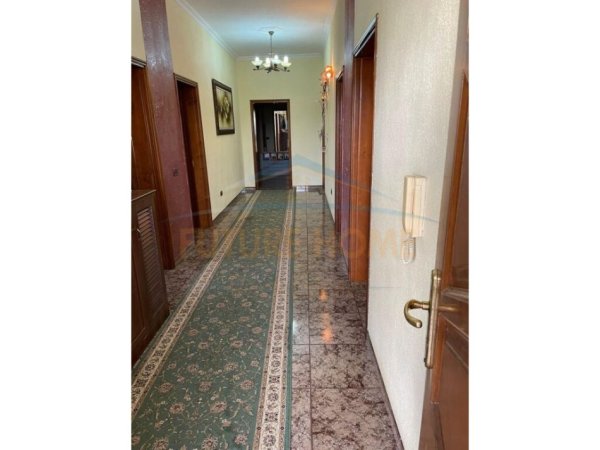 Tirane, shitet Vile , 300 m² 320.000 € (KOMBINAT)