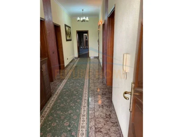 Tirane, shitet Vile , 300 m² 320.000 € (KOMBINAT)